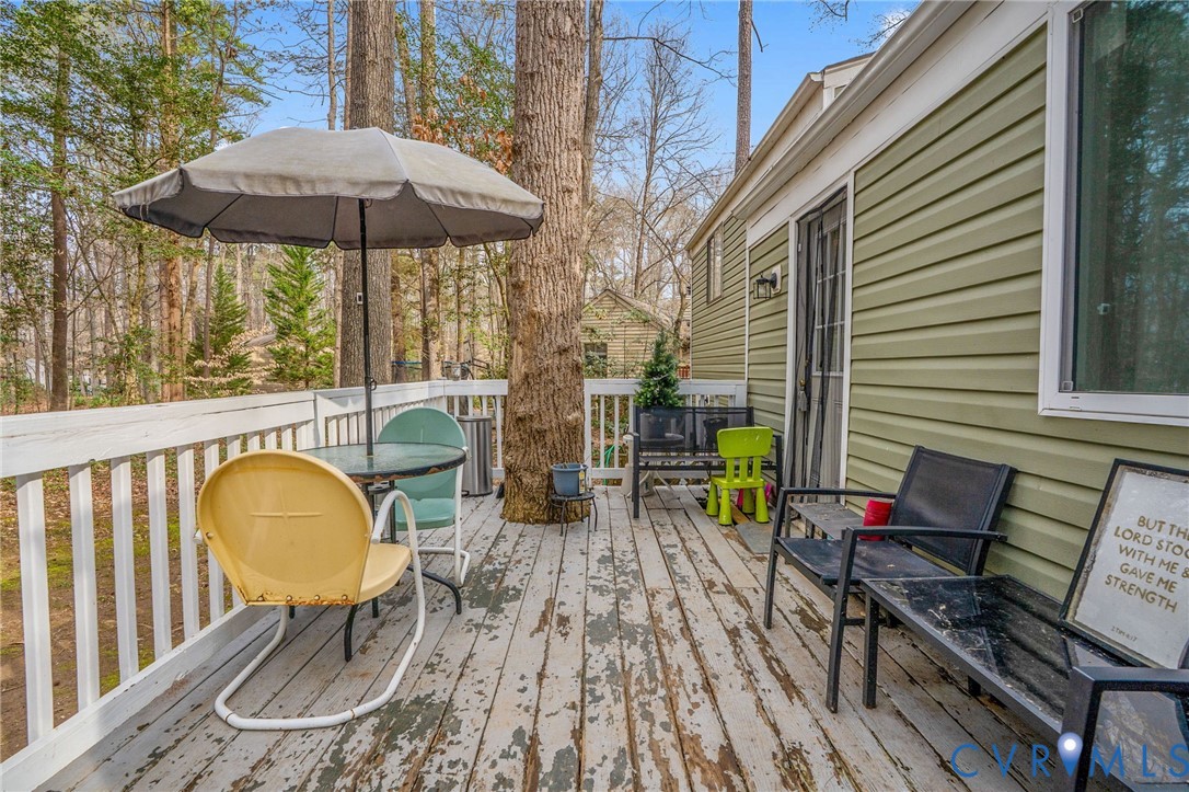13313 Farm Crest Court Midlothian, VA 23112 - Photo 19 of 24 a backyard of a house with table and chairs