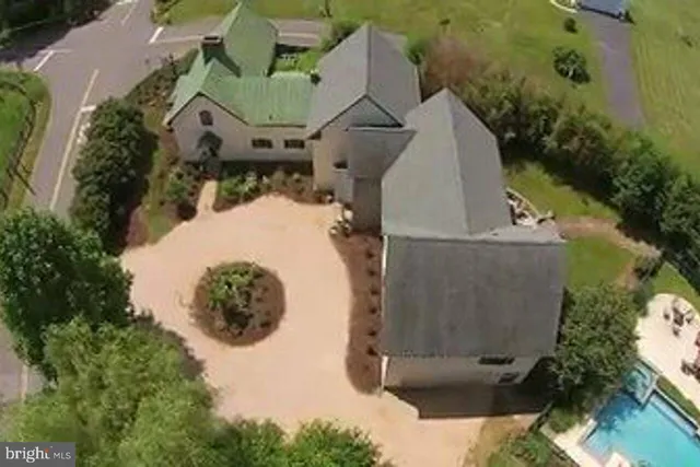 a picture of a bench in a white house