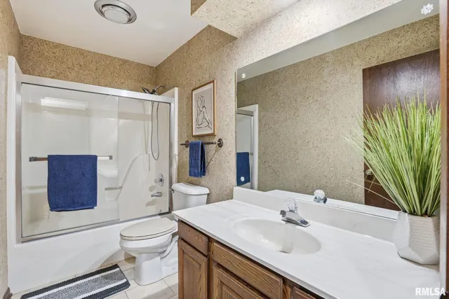 $164,500 | 2200 36th Street, Unit 3C, Rock Island, IL 61201