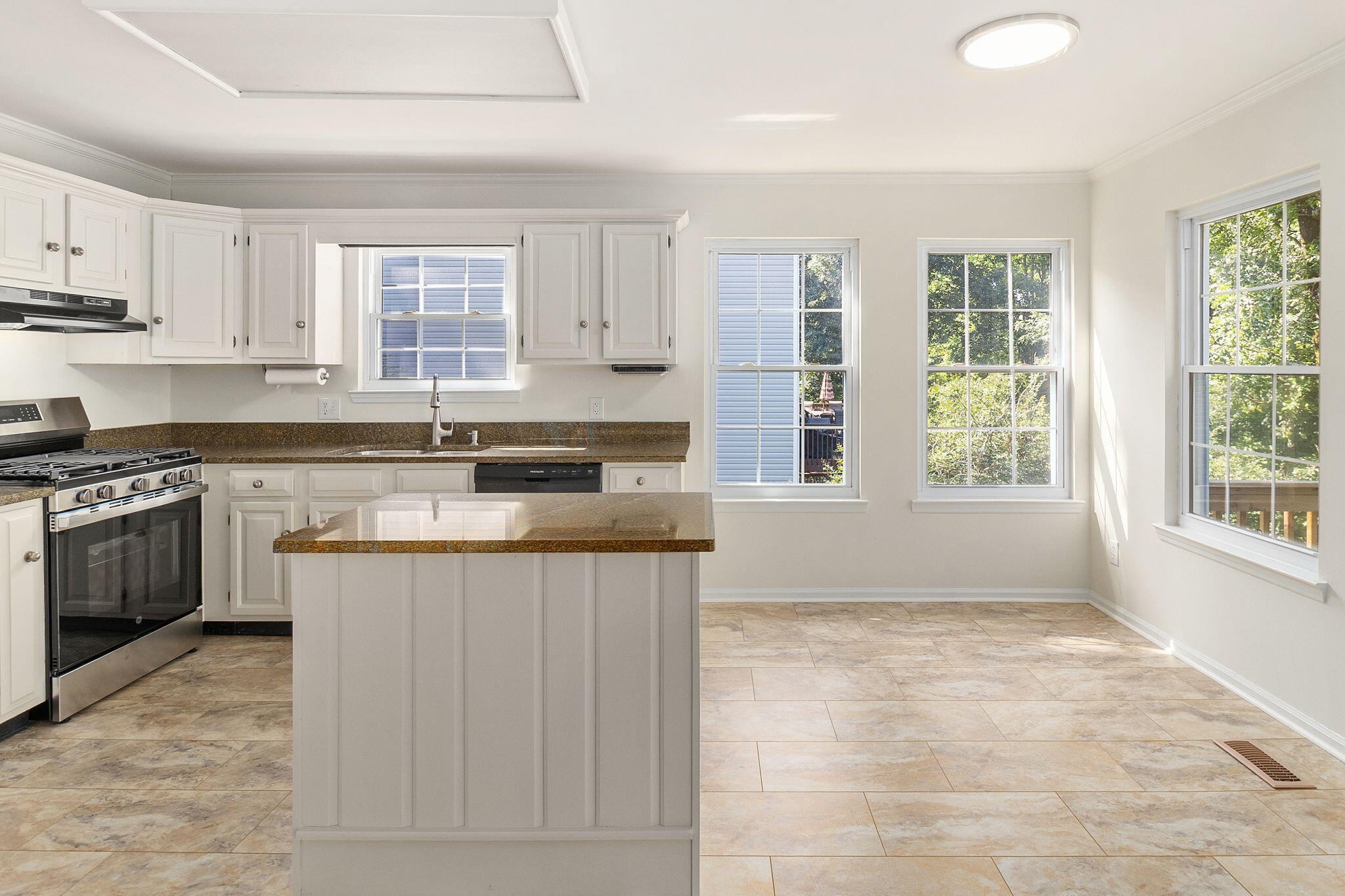 1808 Hidden Harbor Road Hixson, TN 37343 - Photo 12 of 73 loads of natural light in the kitchen