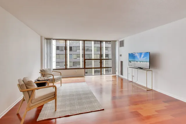 $274,900 | 230 East Ontario Street, Unit 2305, Chicago, IL 60611