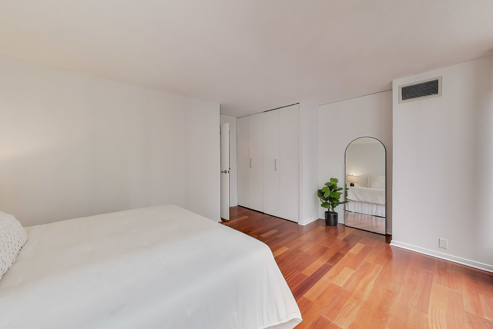 230 East Ontario Street, Unit 2305 Chicago, IL 60611 - Photo 19 of 35