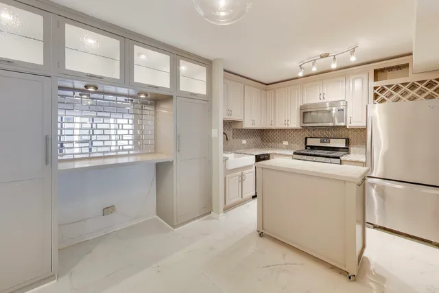 $274,900 | 230 East Ontario Street, Unit 2305, Chicago, IL 60611