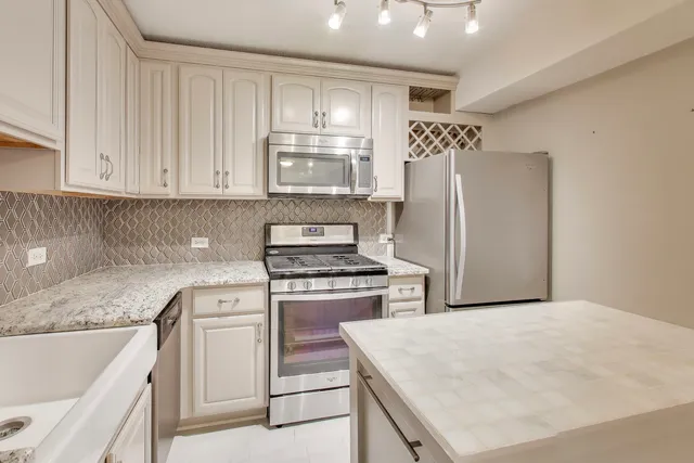 $274,900 | 230 East Ontario Street, Unit 2305, Chicago, IL 60611