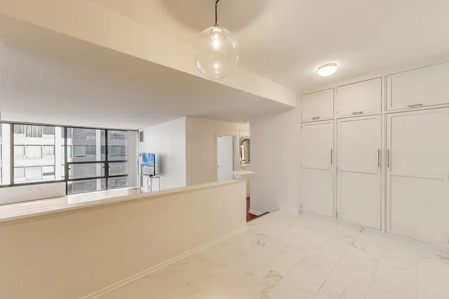 $274,900 | 230 East Ontario Street, Unit 2305, Chicago, IL 60611