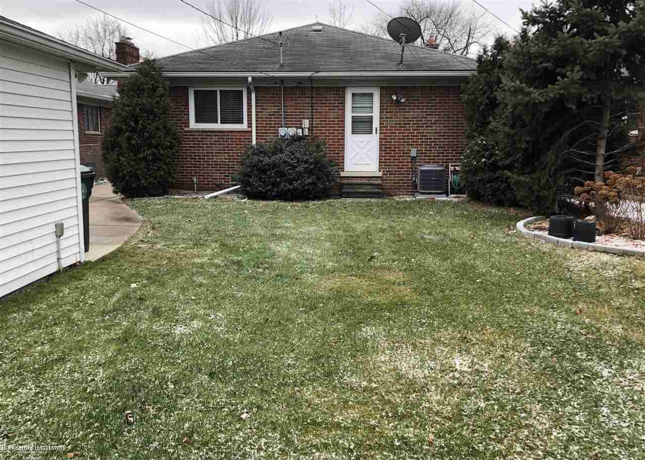 1798 Newcastle Road Grosse Pointe Woods, MI 48236 - Photo 31 of 33