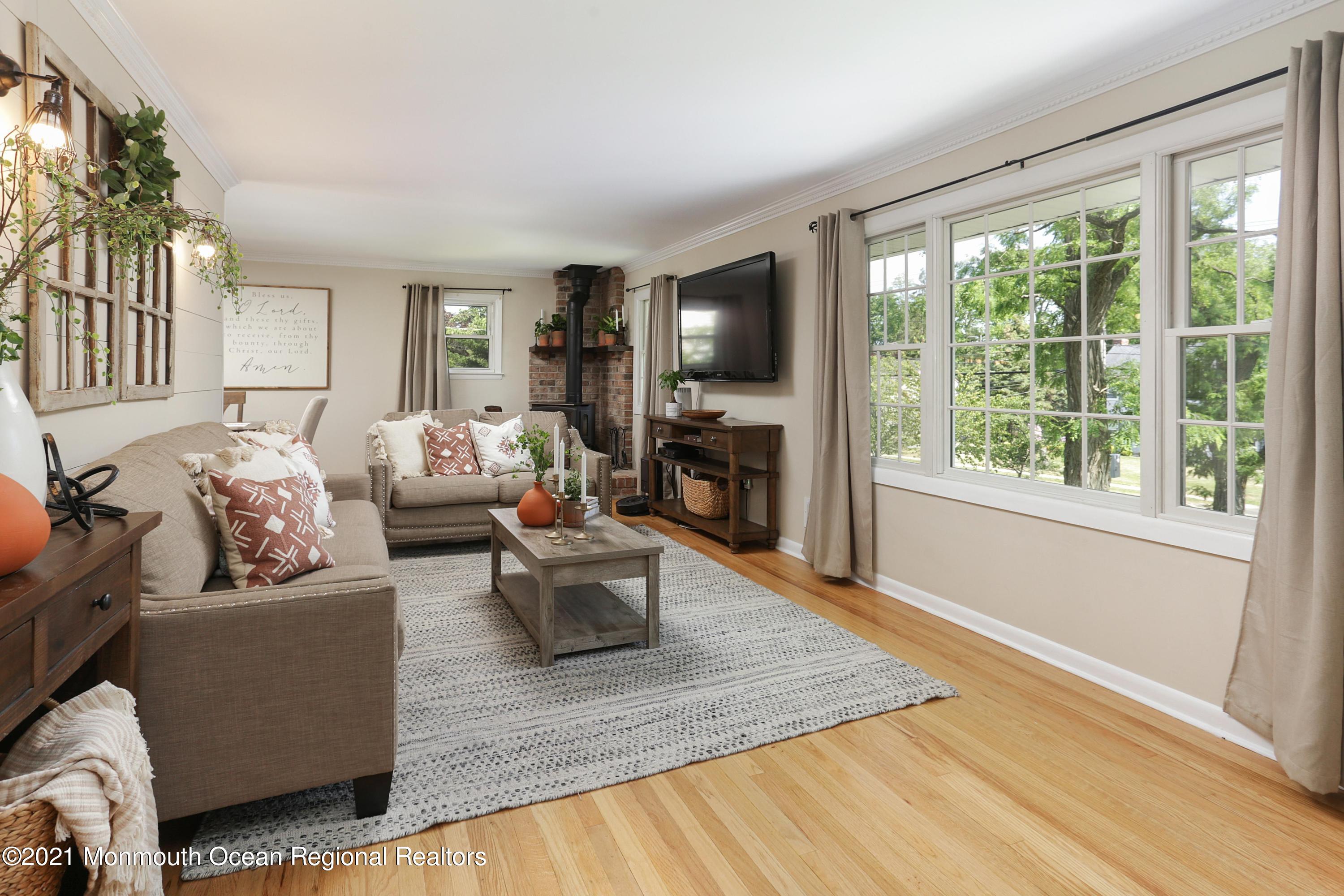 90 Oak Hill Road Middletown, NJ 07701 - Photo 15 of 46 Oakhilllivingroom1