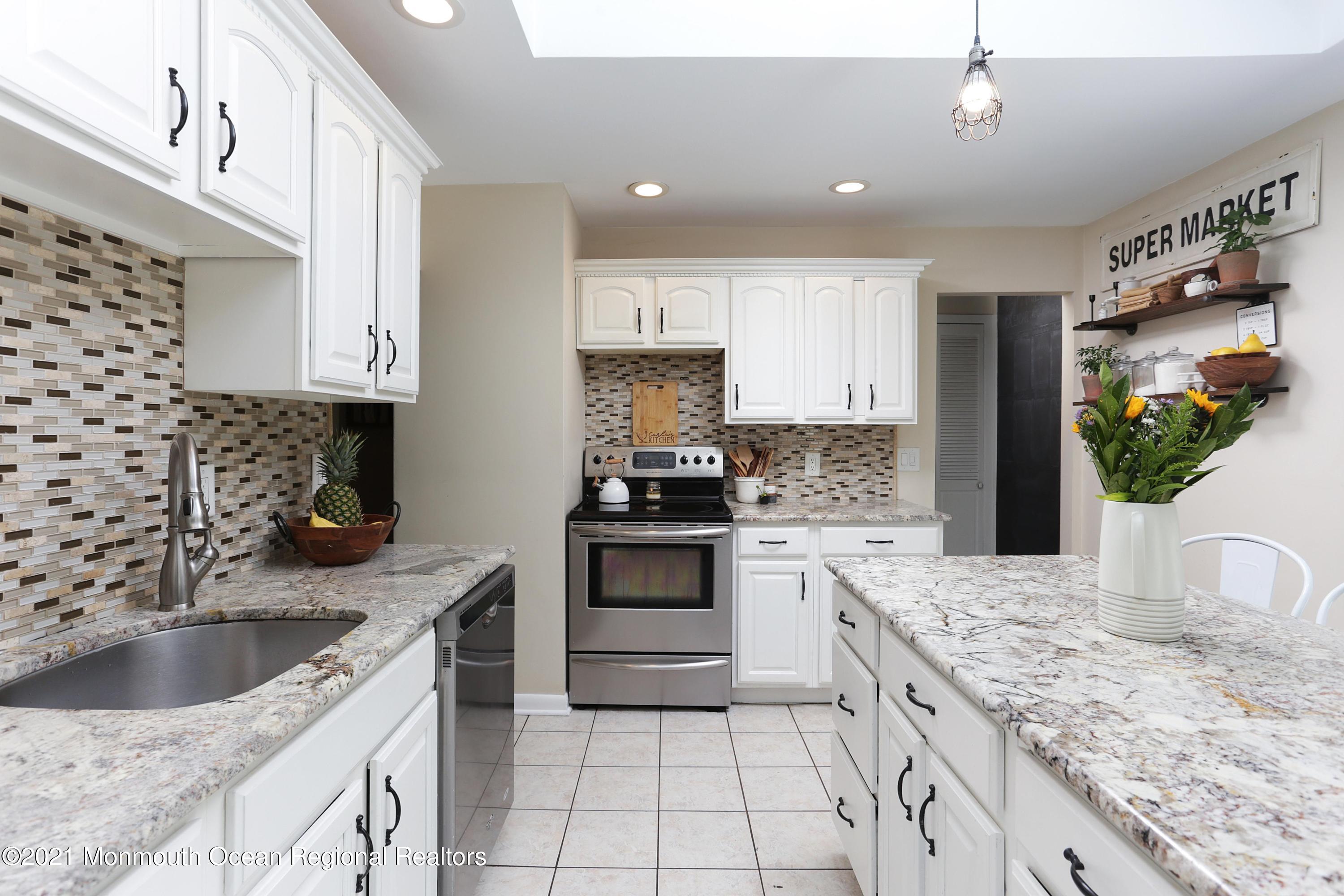 90 Oak Hill Road Middletown, NJ 07701 - Photo 18 of 46 Oakhillkitchen5