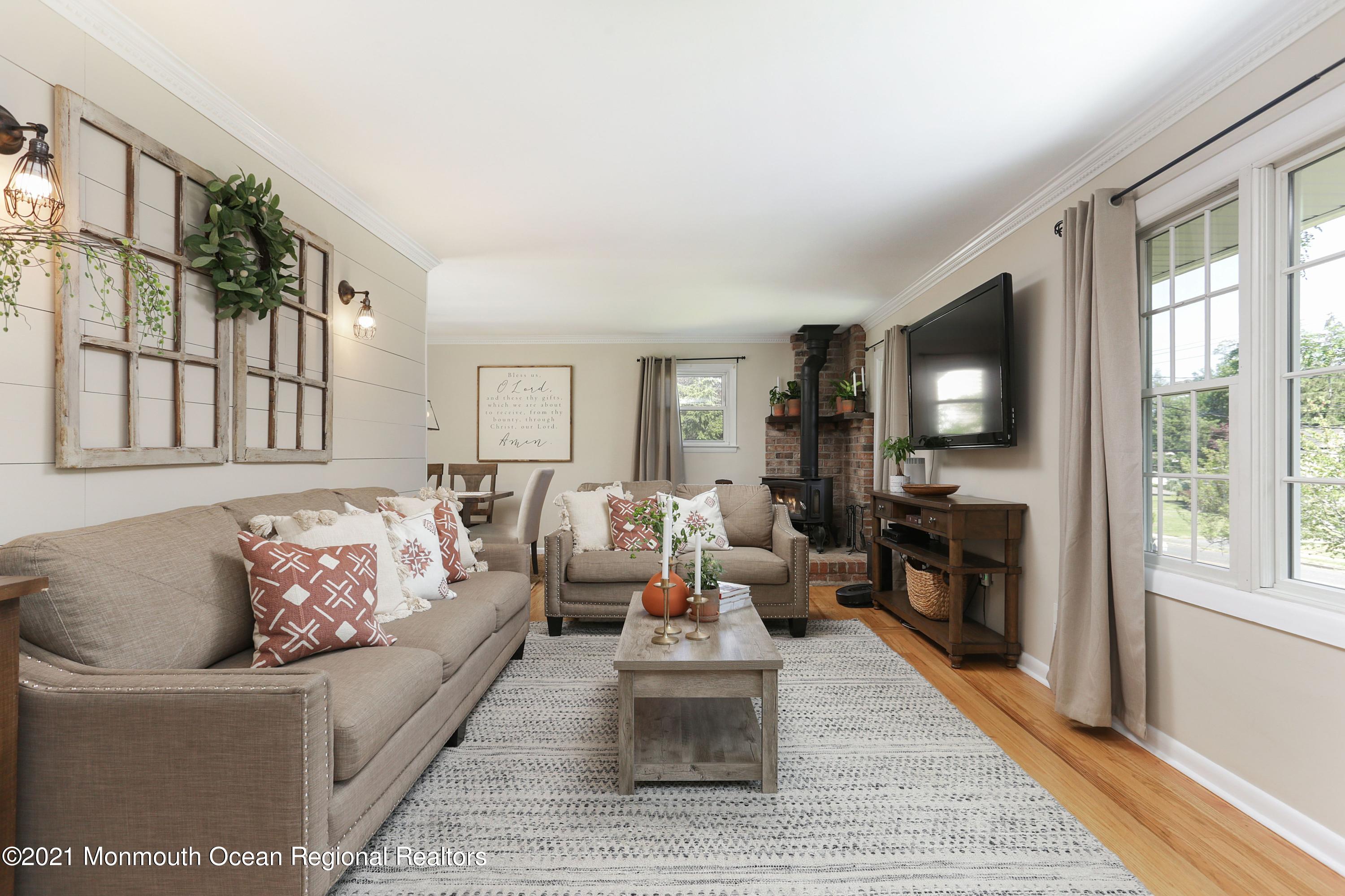 90 Oak Hill Road Middletown, NJ 07701 - Photo 20 of 46 Oakhilllivingroom2