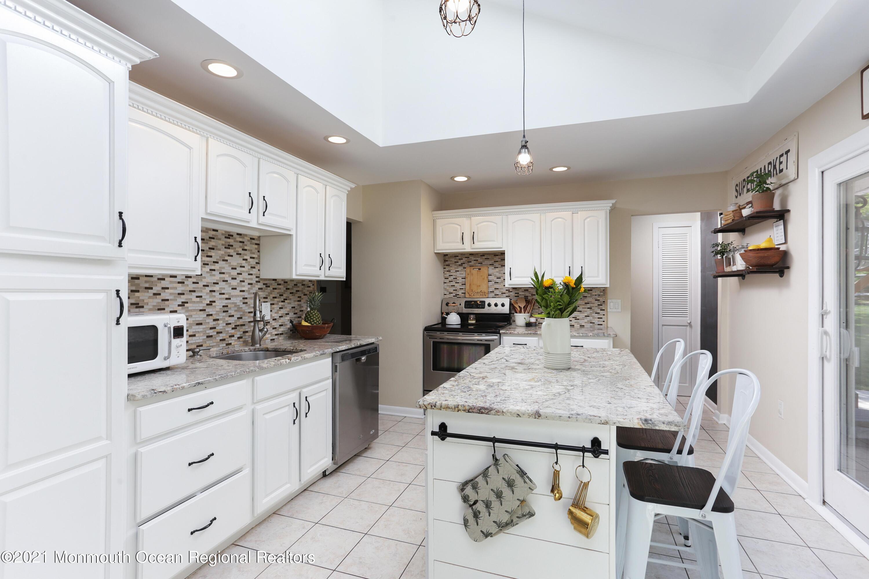 90 Oak Hill Road Middletown, NJ 07701 - Photo 39 of 46 Oakhillkitchen4
