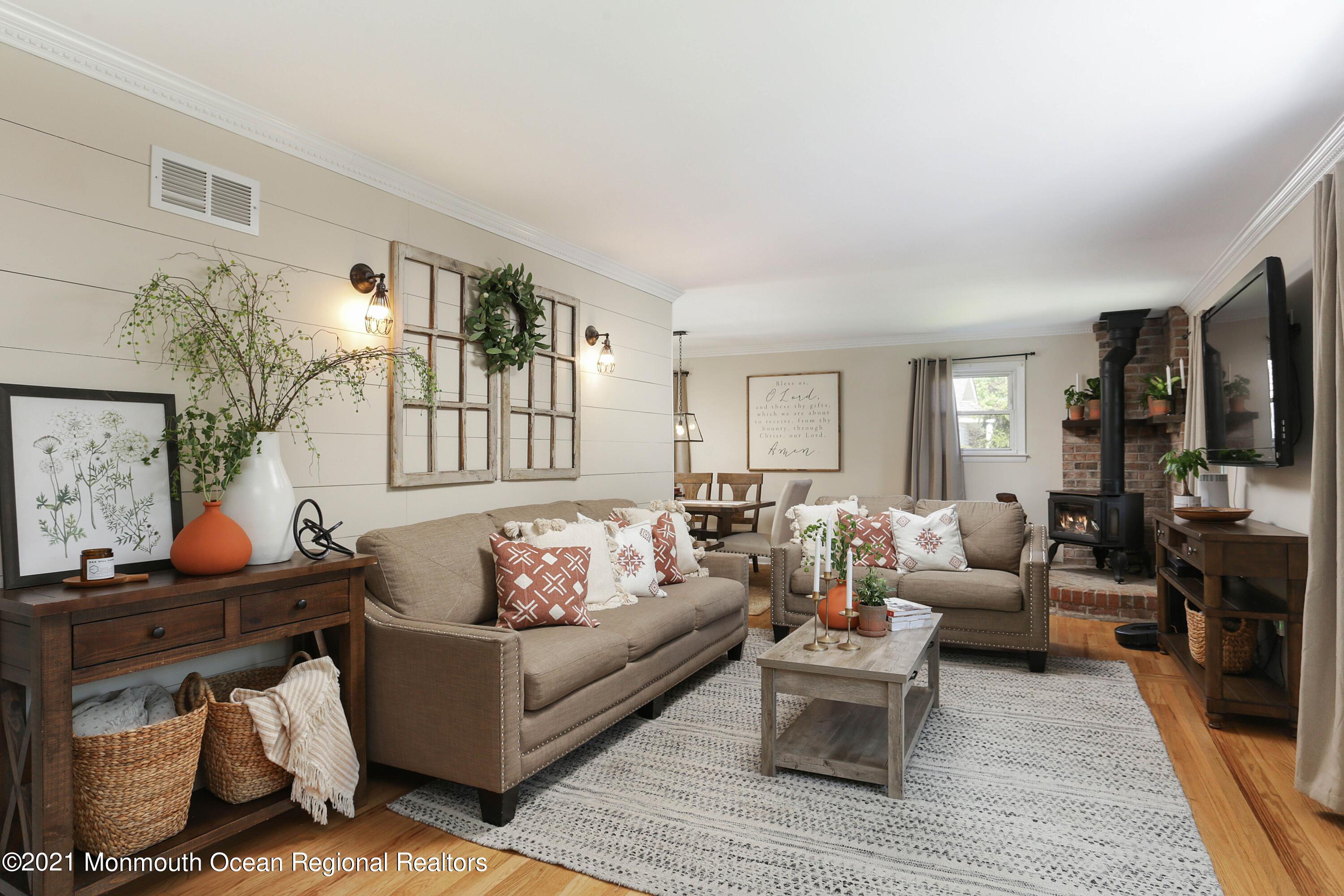 90 Oak Hill Road Middletown, NJ 07701 - Photo 5 of 46 OakhillLivingroom