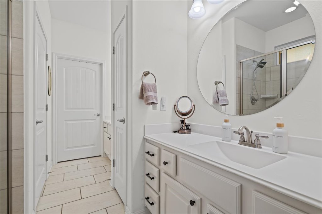 5912 Corrine Lane Austin, TX 78747 - Photo 13 of 27 Full bath w/ dual vanity (view of 1st side) separated by linen closet for respective space.