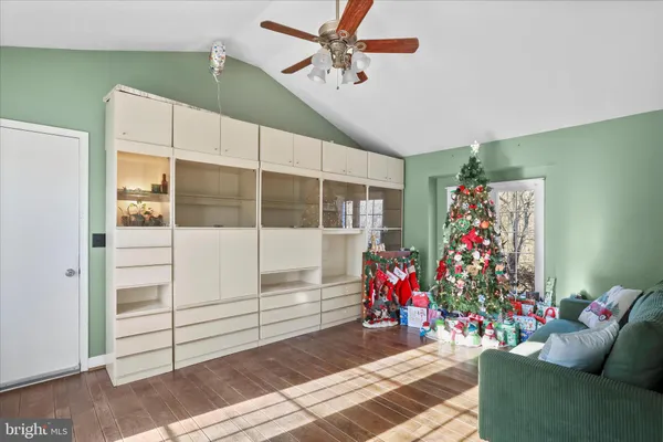 a view of yard with trees