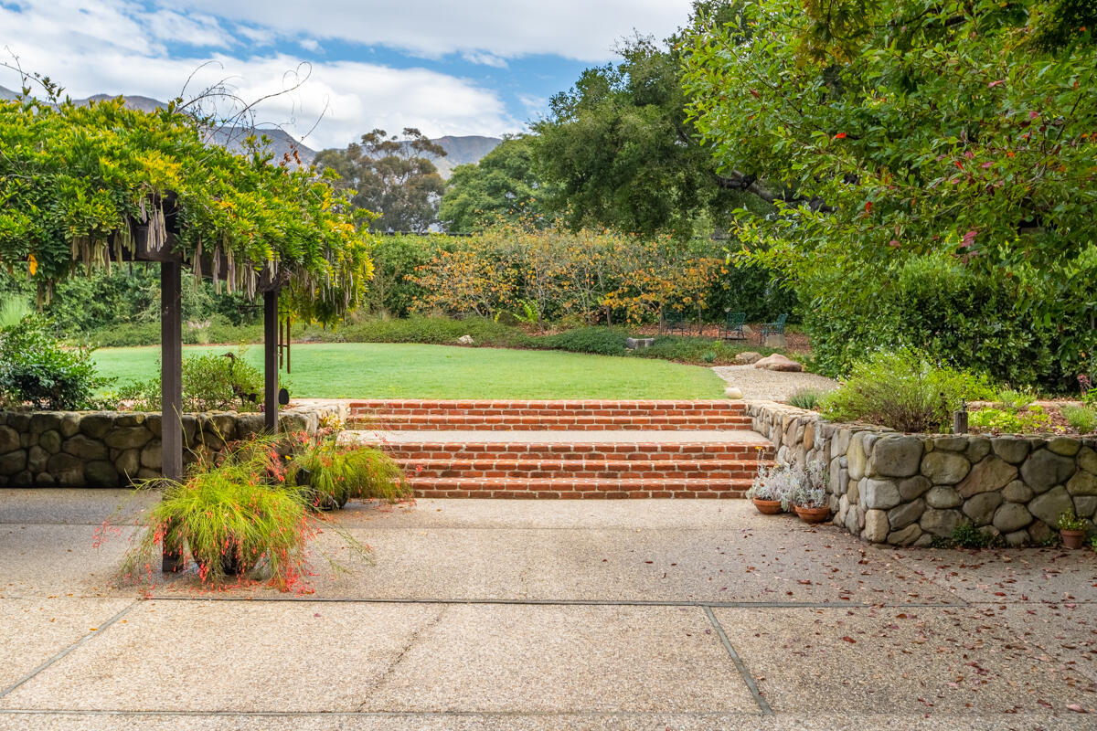 1681 East Valley Road Montecito, CA 93108 - Photo 41 of 61 _ROY5442-HDR