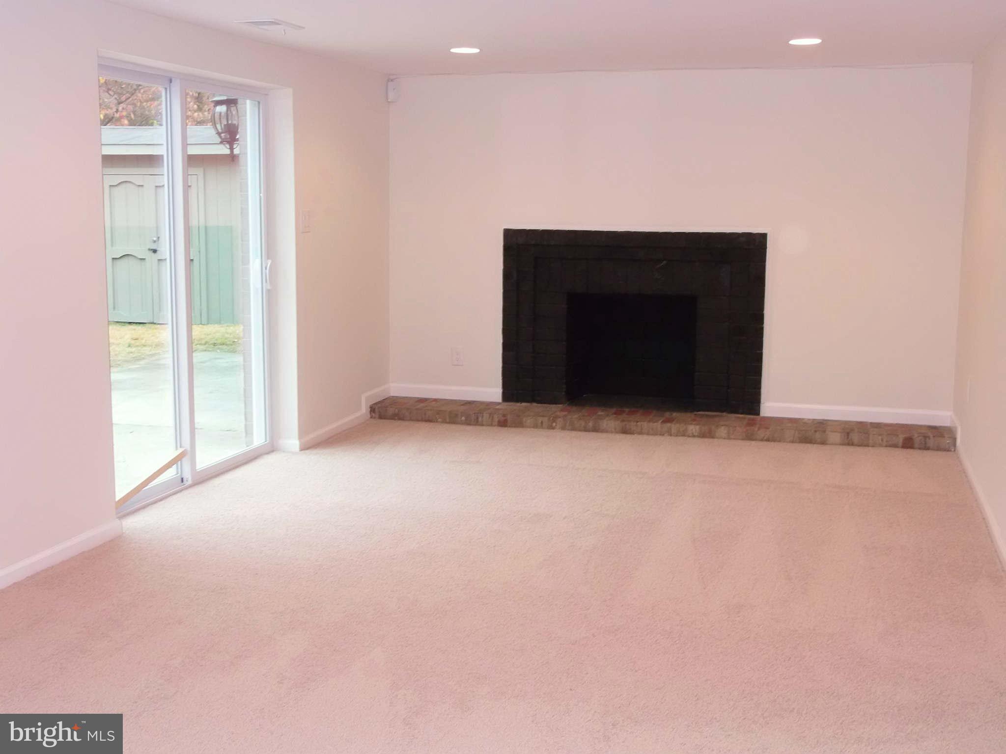 135 Magothy Beach Road Pasadena, MD 21122 - Photo 20 of 30 Living Room
