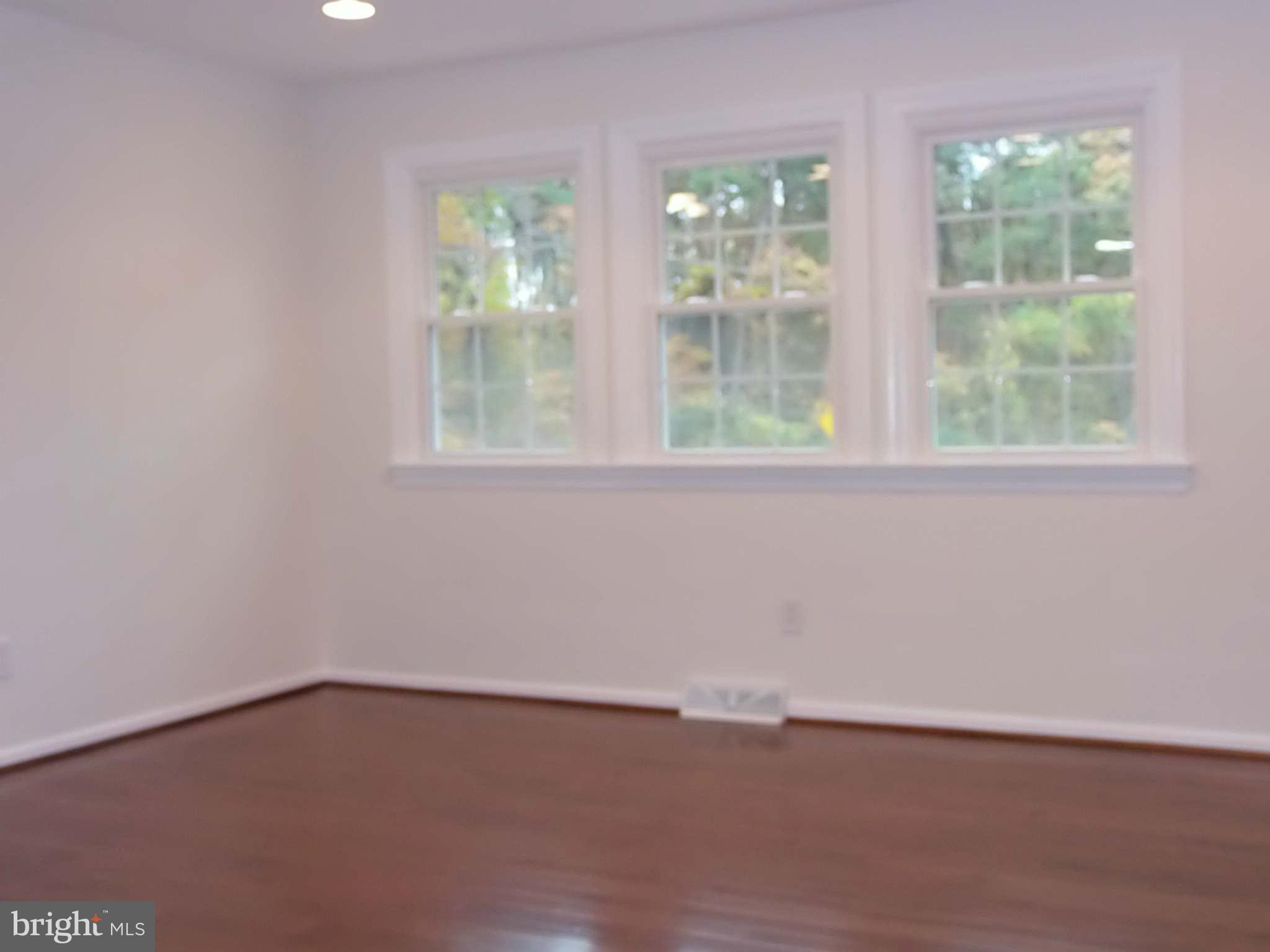 135 Magothy Beach Road Pasadena, MD 21122 - Photo 8 of 30 Living Room