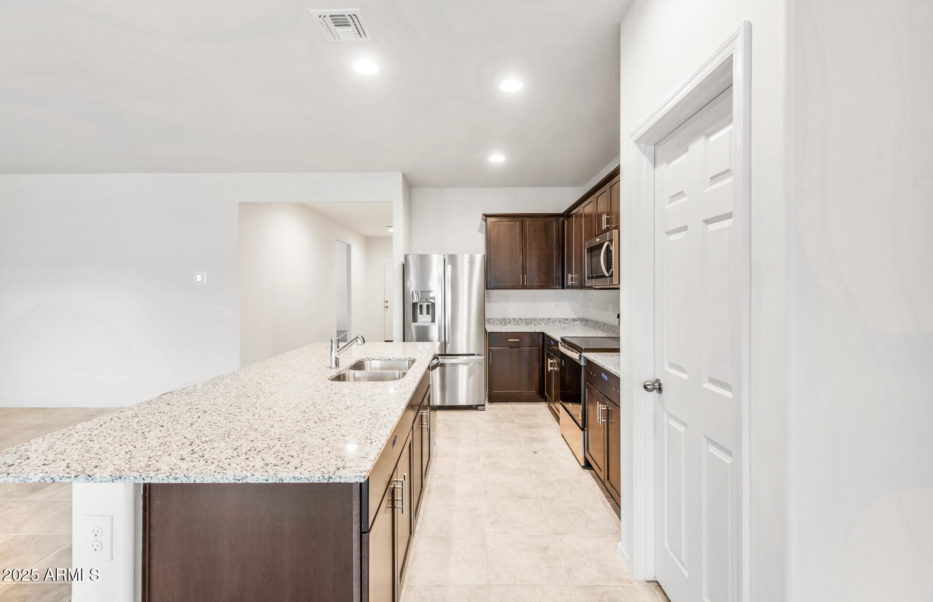 25480 West Chipman Road Buckeye, AZ 85326 - Photo 5 of 24 3 - Kitchen