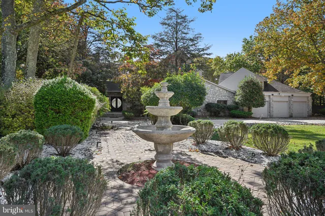a view of a fountain in front of house