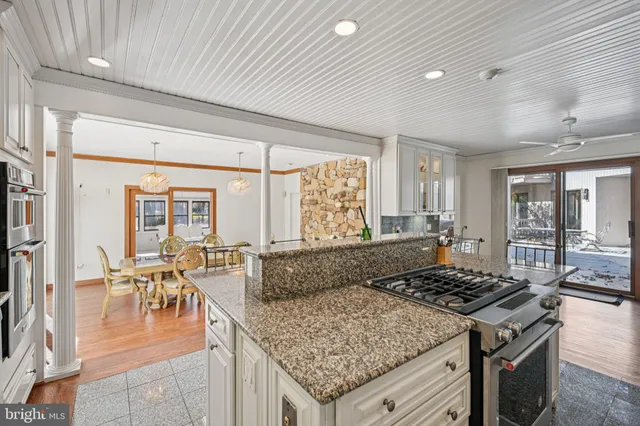 a view of a livingroom with furniture and a ceiling fan