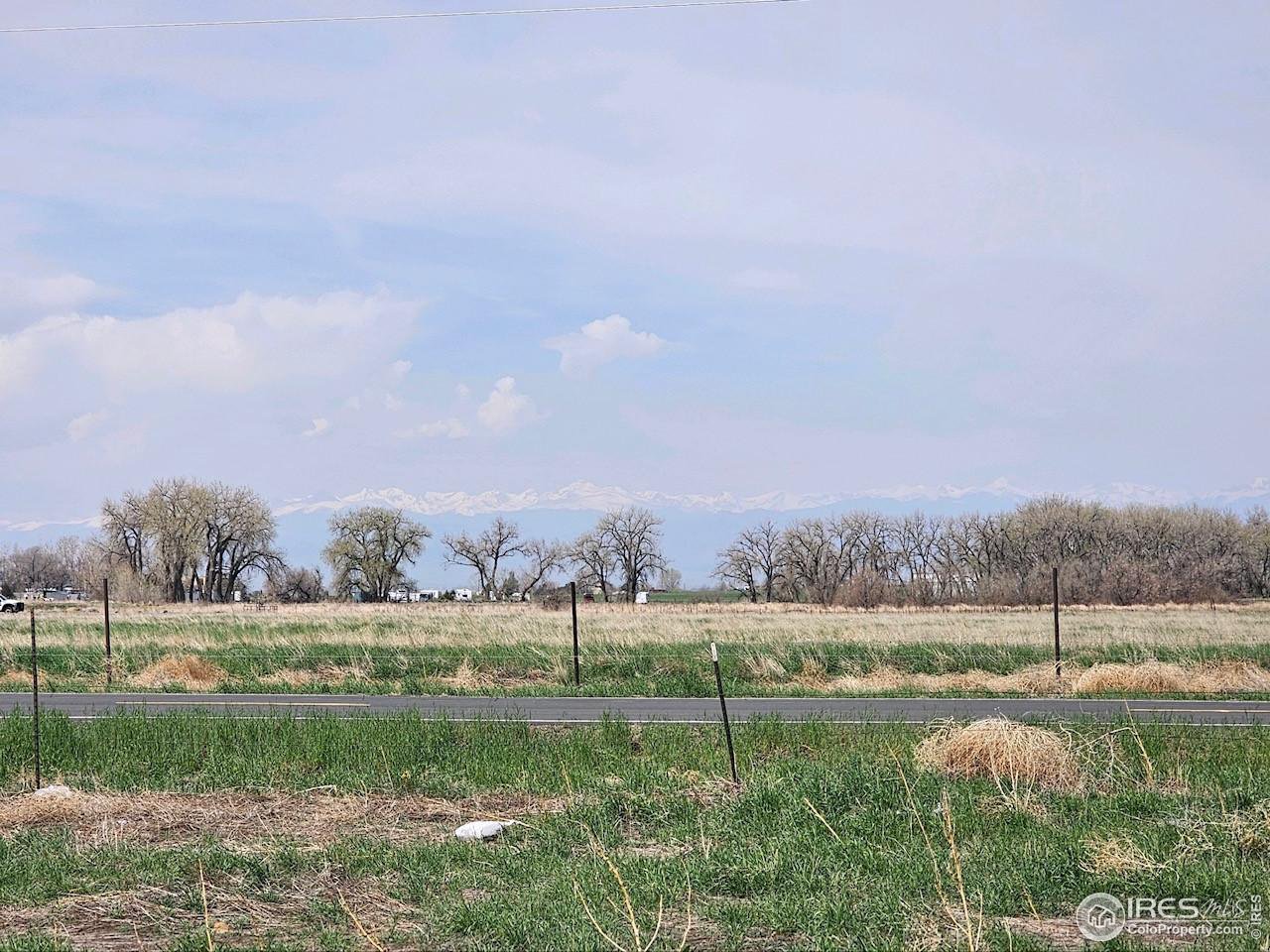 a view of a grassy area