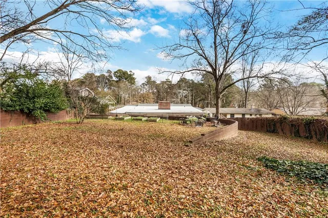 a view of yard with trees