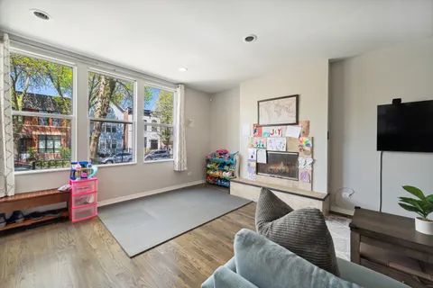 $4,900 | 1923 West Erie Street, Chicago, IL 60622