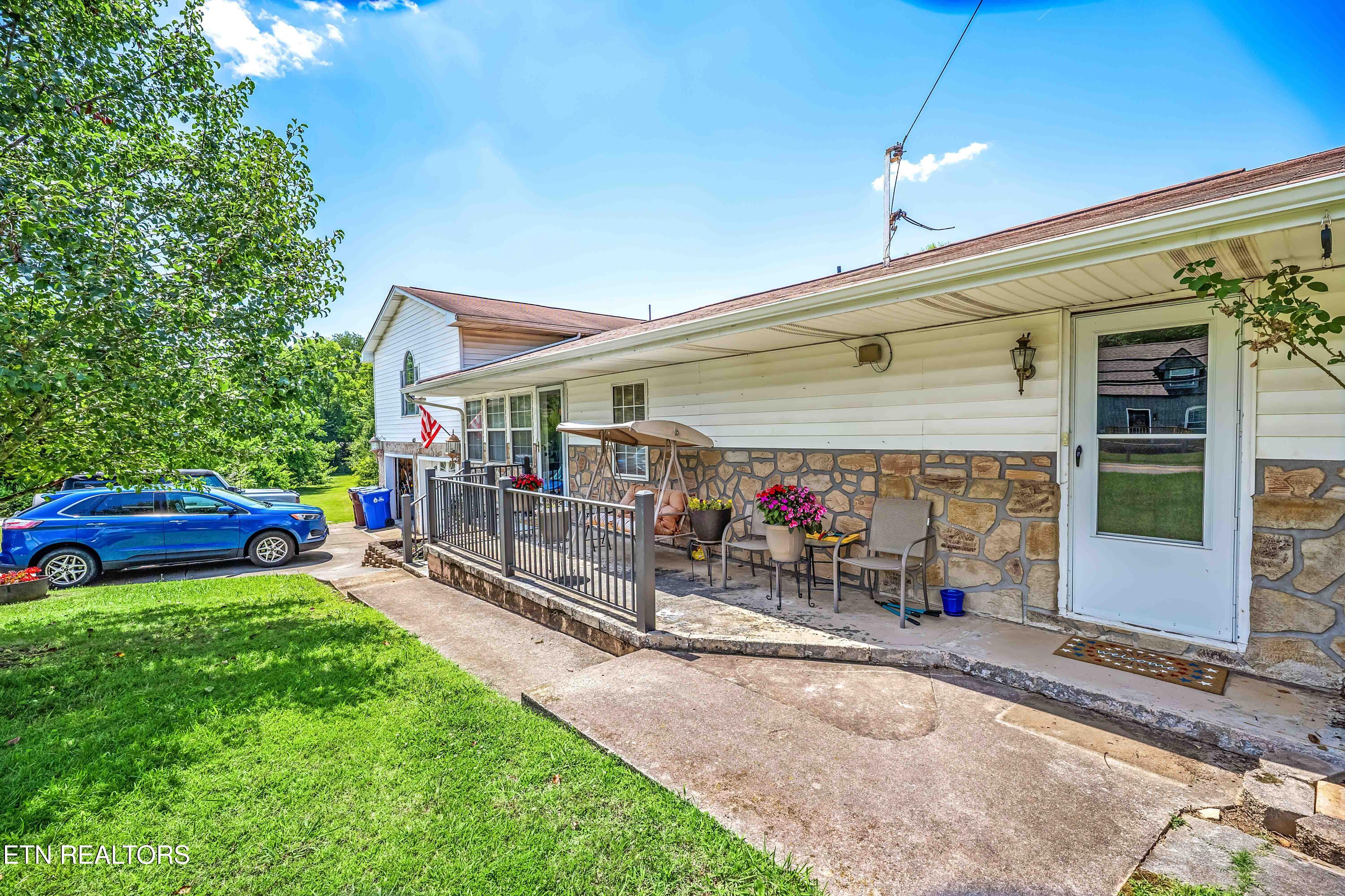 958 West Hunt Road Alcoa, TN 37701 - Photo 2 of 47 front