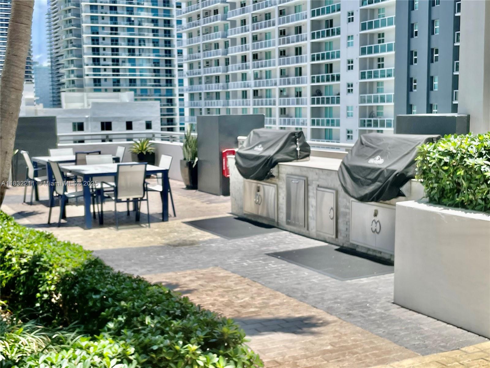 60 Southwest 13th Street, Unit 3400 Miami, FL 33130 - Photo 32 of 51 a view of a patio with table and chairs