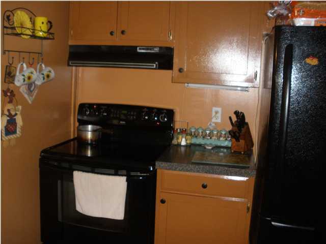 240 Wesley Road DeFuniak Springs, FL 32433 - Photo 6 of 25 a close view of kitchen countertops with stove