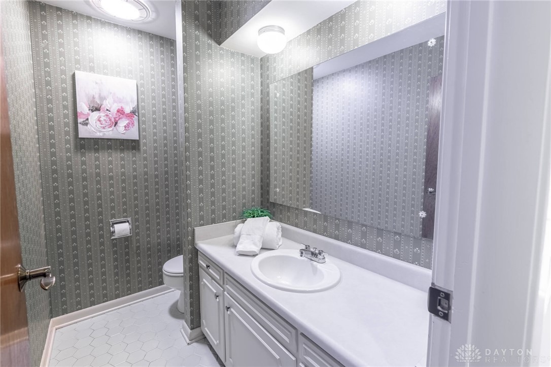 210 Alamo Road Middletown, OH 45042 - Photo 14 of 45 1st floor half bath