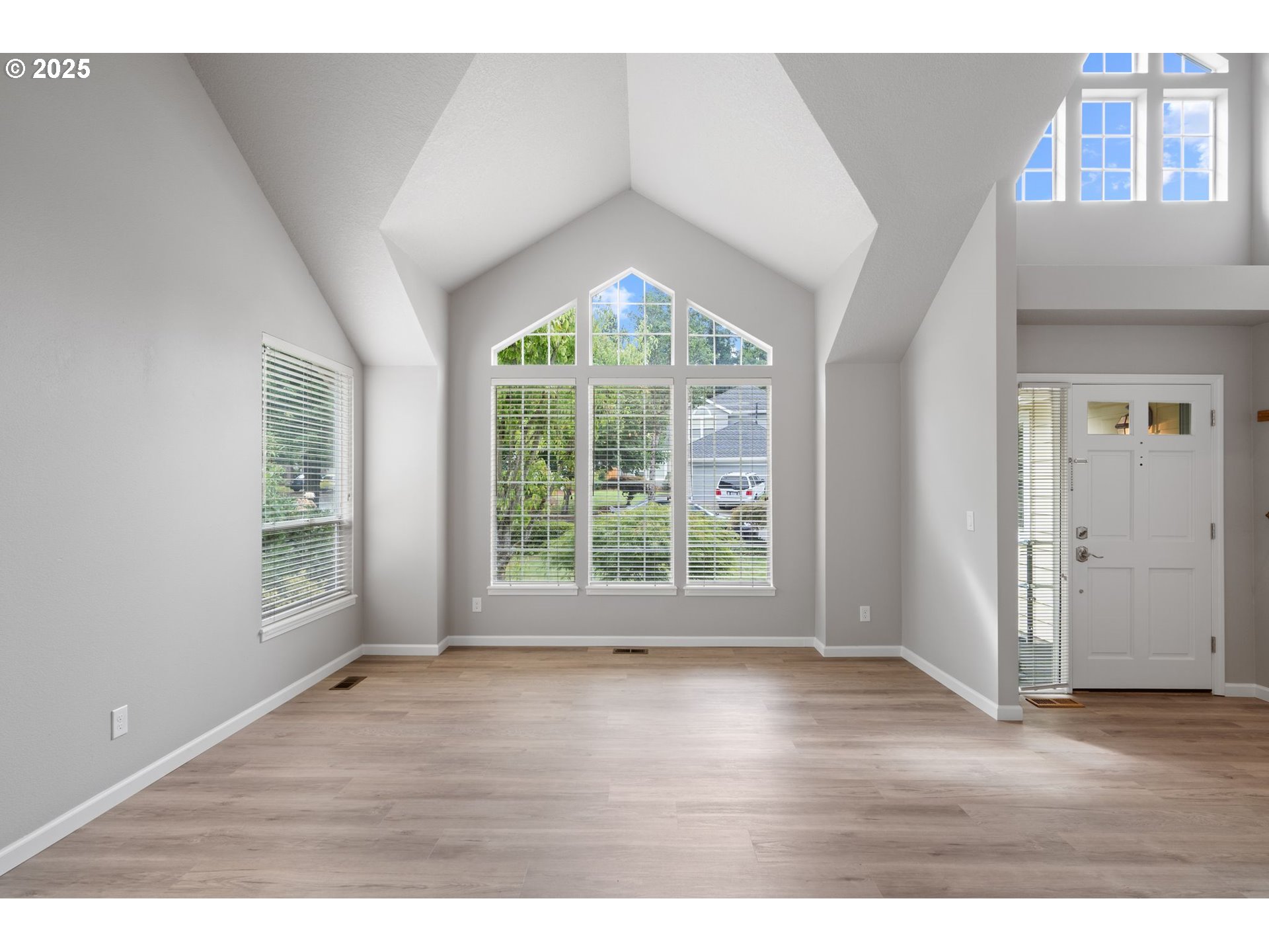 11224 Southwest Pintail Loop Beaverton, OR 97007 - Photo 5 of 32 Entrance/Foyer