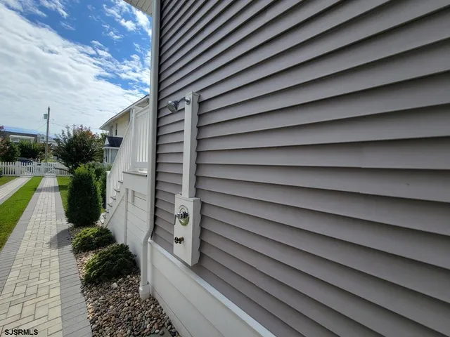 a view of entryway with outdoor area
