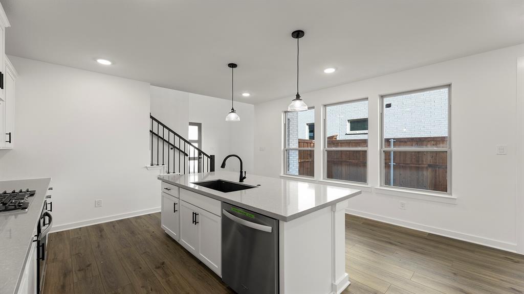 613 Wicklow Court Celina, TX 75009 - Photo 5 of 30 04. 613 Wicklow - Kitchen (2)