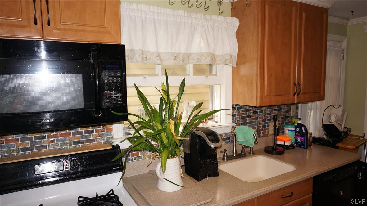 968 Juniper Road Hellertown, PA 18055 - Photo 9 of 33