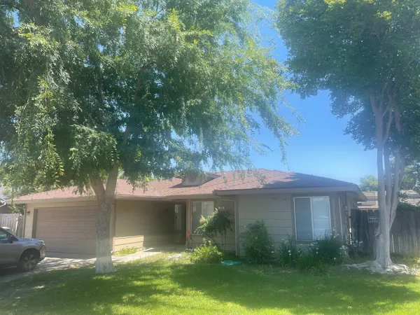 $425,000 | 559 West Indianapolis Avenue, Clovis, CA 93612