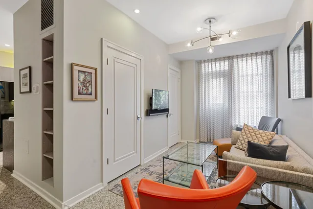 $550,000 | 3750 North Lake Shore Drive, Unit 15B, Chicago, IL 60613