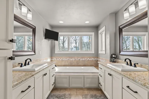 $940,000 | 657 Hideaway Court, Combined Locks, WI 54113