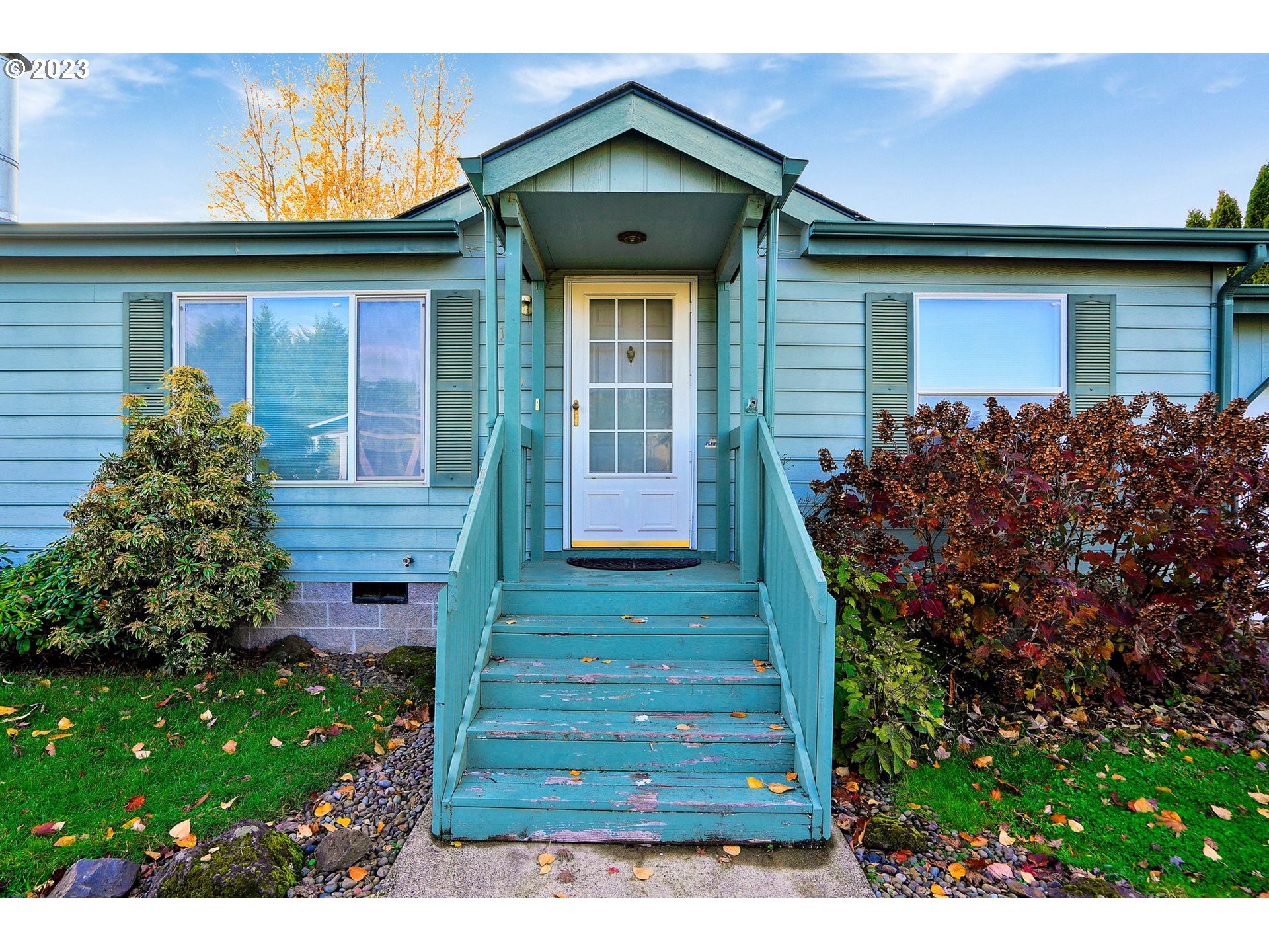 1015 Oak Street, Unit 100 Silverton, OR 97381 - Photo 2 of 30 a front view of a house with garden