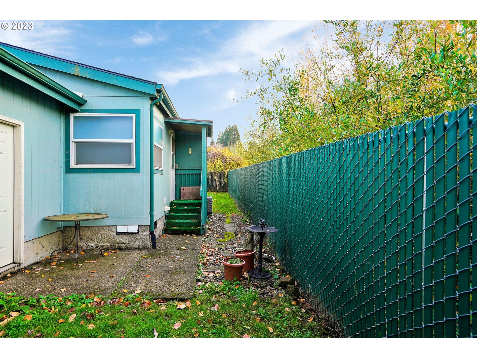 1015 Oak Street, Unit 100 Silverton, OR 97381 - Photo 24 of 30 a backyard of a house with table and chairs