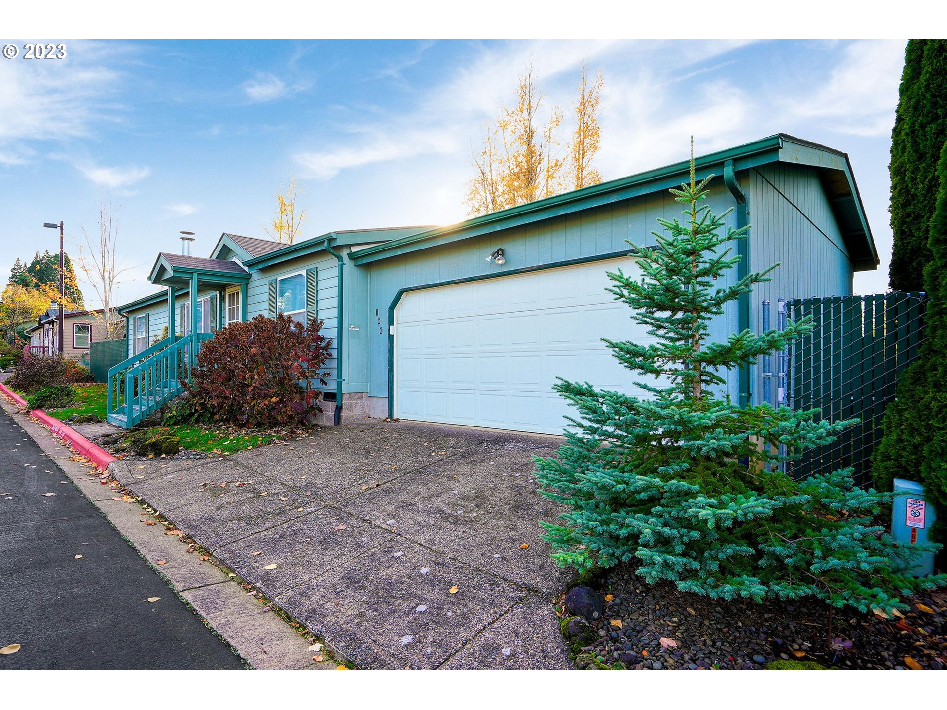 1015 Oak Street, Unit 100 Silverton, OR 97381 - Photo 3 of 30 a backyard of a house with plants and garden