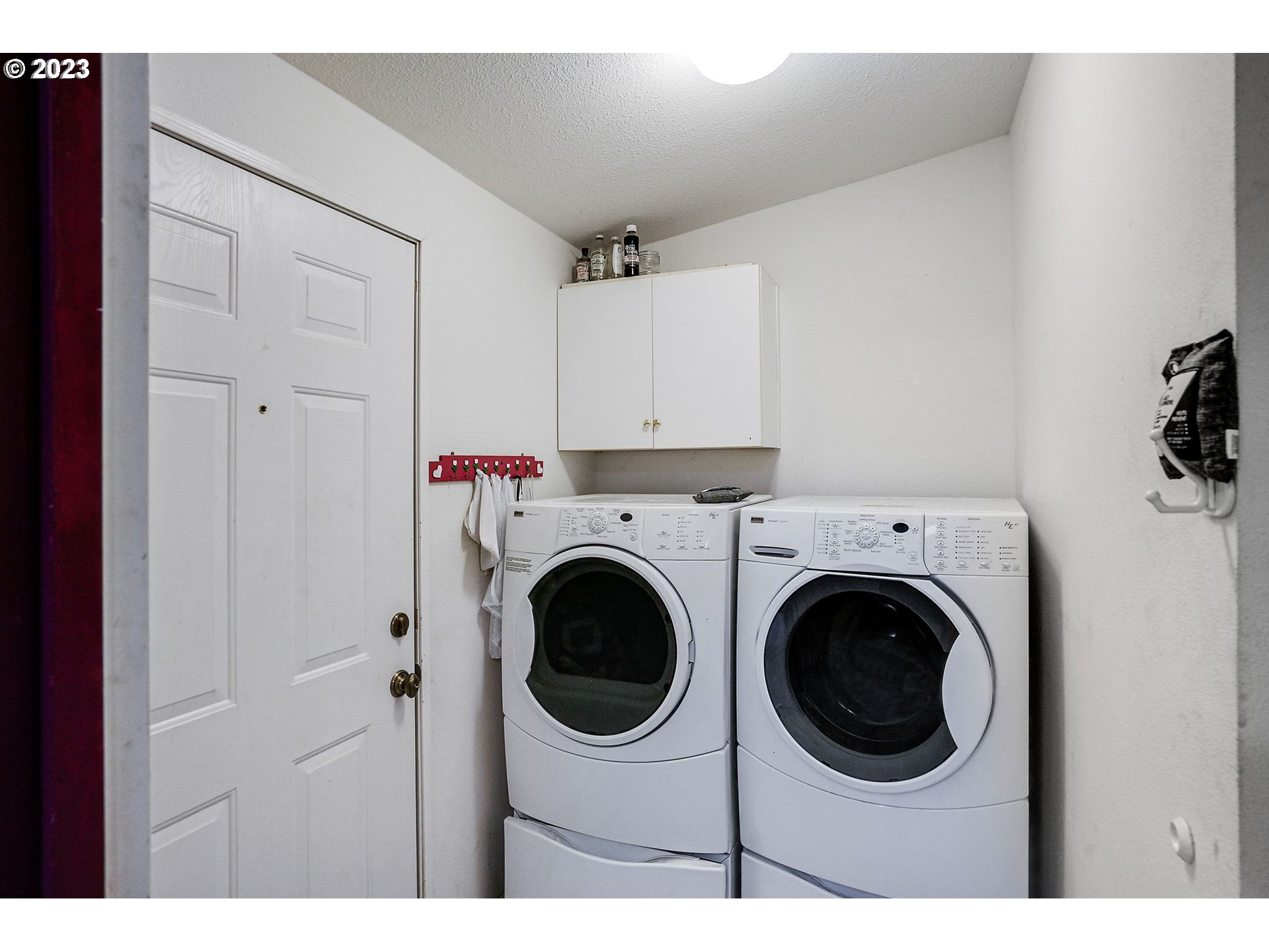 1015 Oak Street, Unit 100 Silverton, OR 97381 - Photo 10 of 30 a utility room with dryer and washer