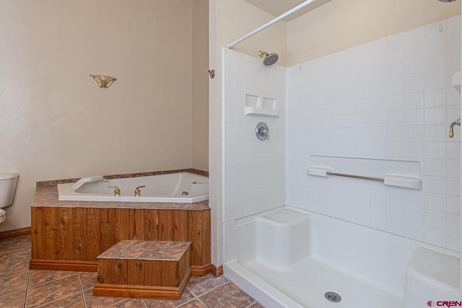499 High Trails Drive Durango, CO 81301 - Photo 14 of 31 a bathroom with a sink a mirror and a bathtub