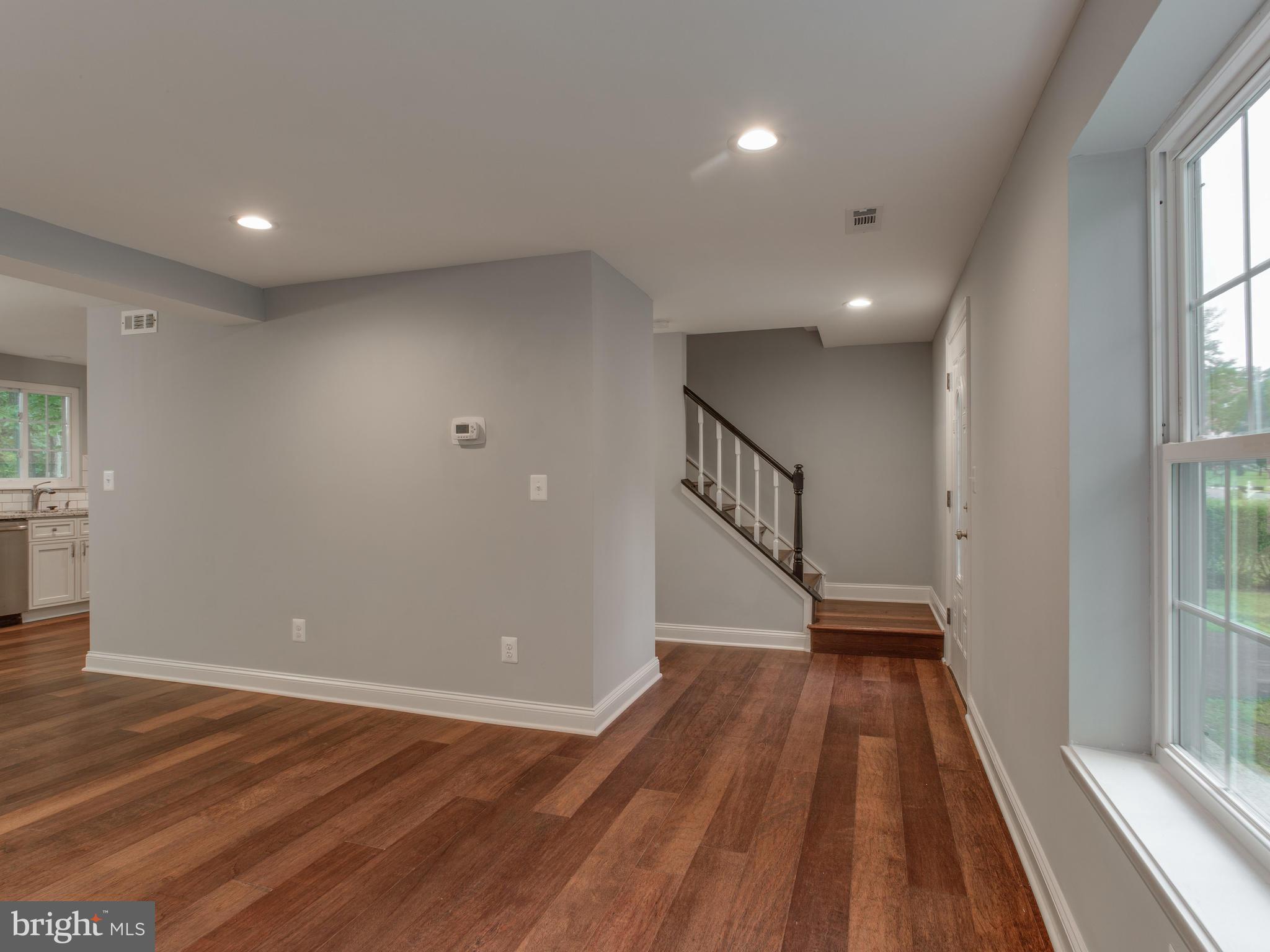 4511 Cub Run Road Chantilly, VA 20151 - Photo 4 of 30 Living Room