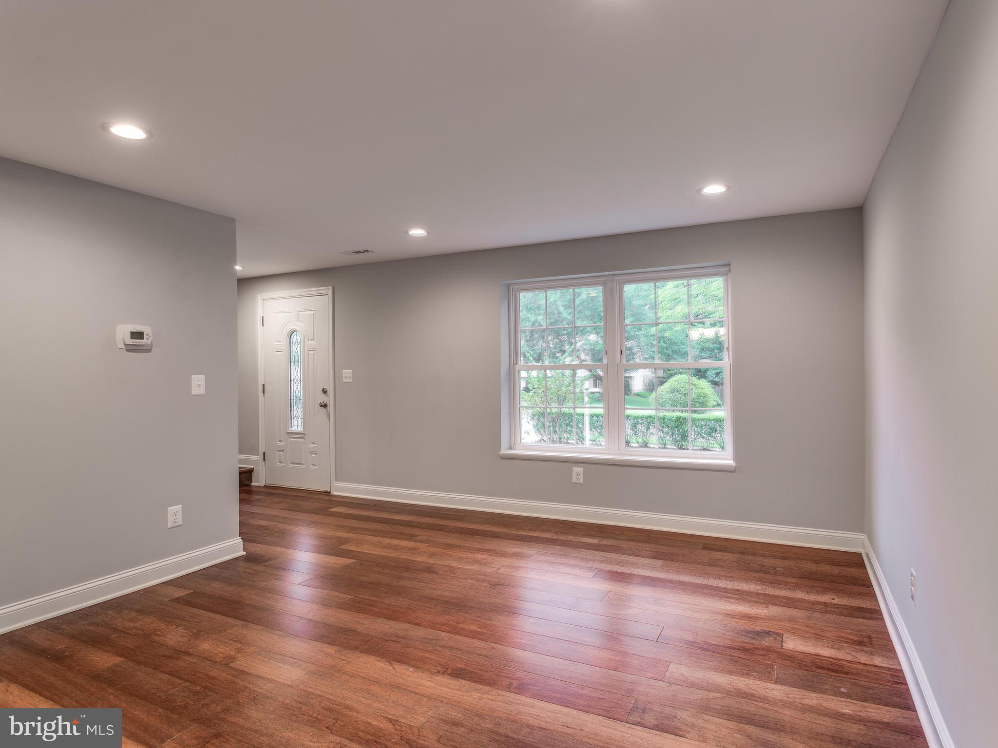 4511 Cub Run Road Chantilly, VA 20151 - Photo 5 of 30 Living Room