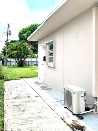 $1,700 | 318 Southwest 67th Terrace, Unit B, Pembroke Pines, FL 33023