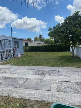 a view of a yard with a house