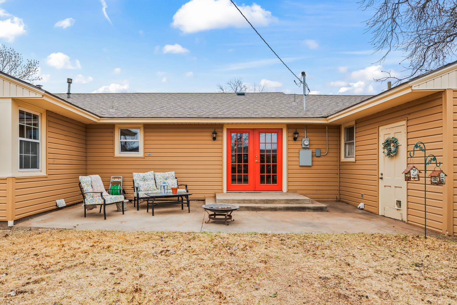 3104 26th Street Lubbock, TX 79410 - Photo 18 of 19 a view of a patio with table and chairs and wooden fence