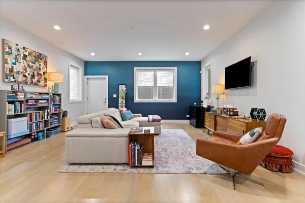 $949,000 | 3033 North Clybourn Avenue, Unit 1, Chicago, IL 60618