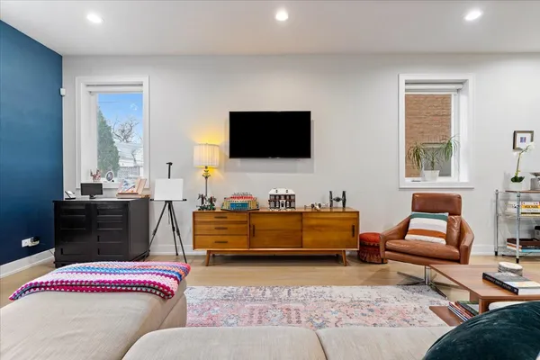 $949,000 | 3033 North Clybourn Avenue, Unit 1, Chicago, IL 60618