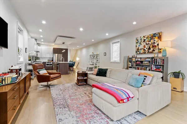 $949,000 | 3033 North Clybourn Avenue, Unit 1, Chicago, IL 60618